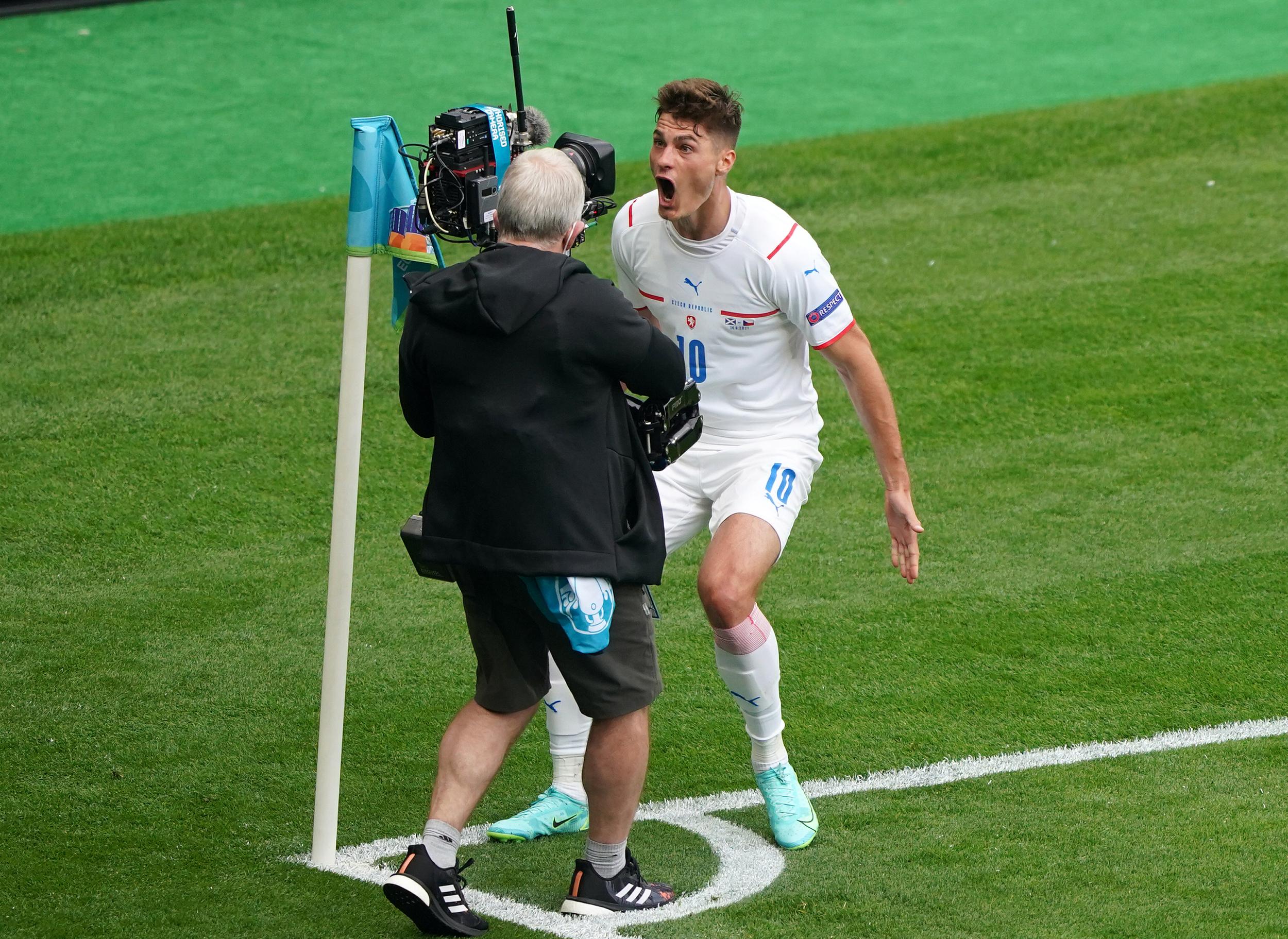 包含捷克队实力不凡，携手晋级欧洲足球联赛八强的词条