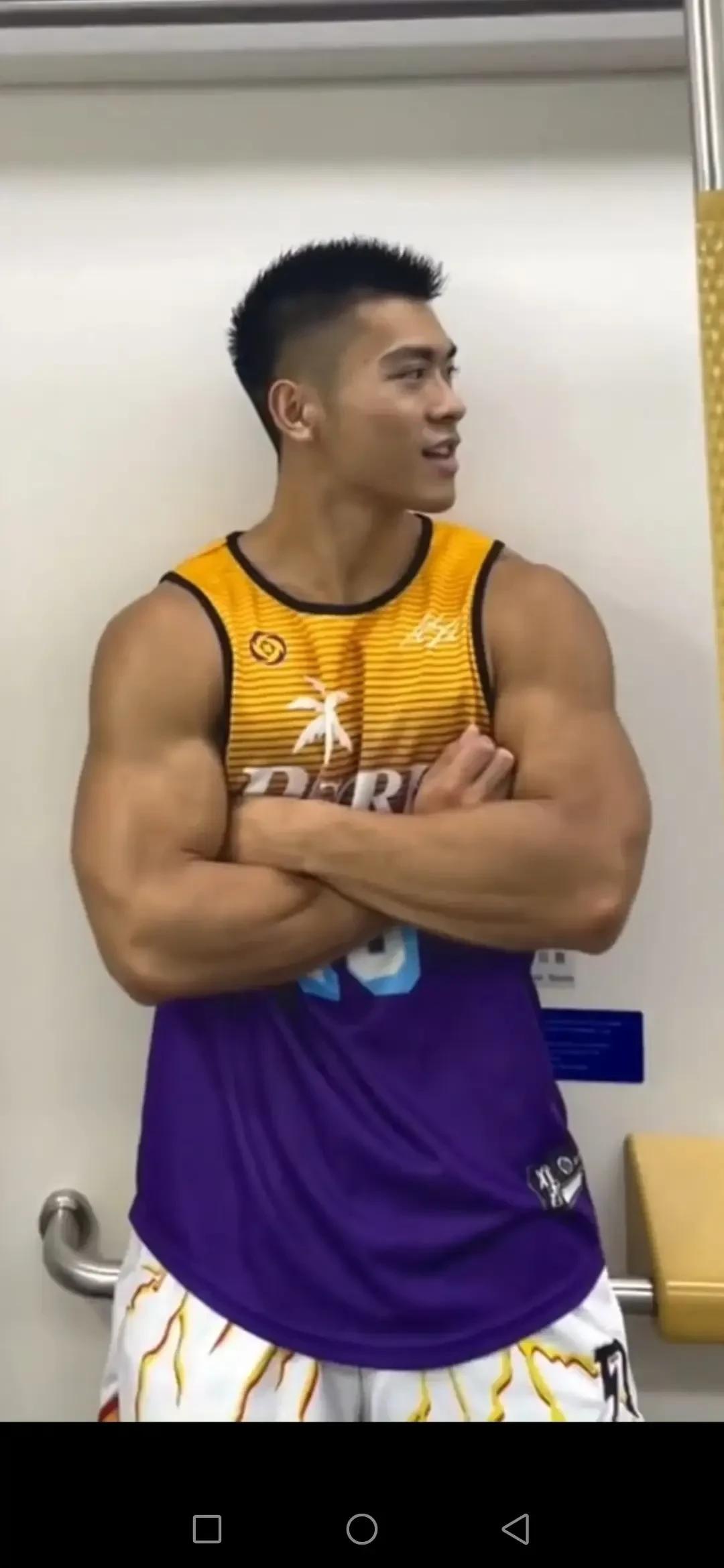 比赛中球员飒爽出色，演绎篮球魅力