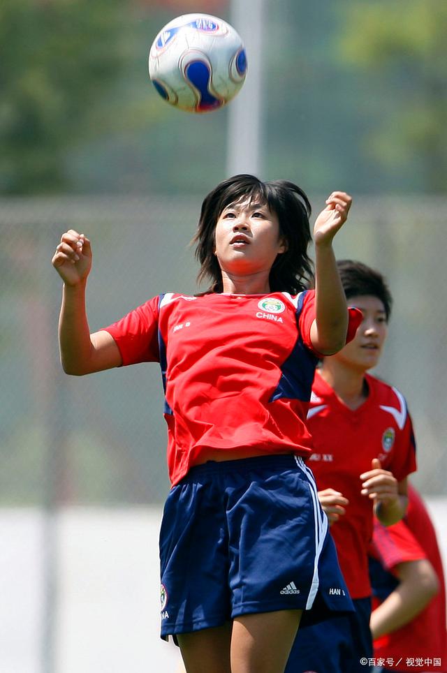 包含中国女足球员备战赛事，以顽强拼搏赢得尊重的词条