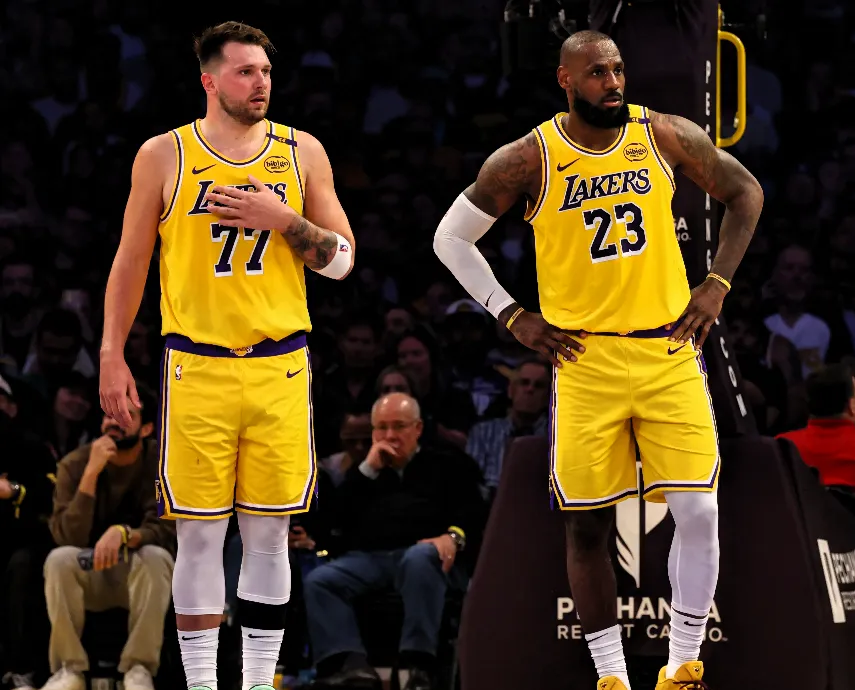 东契奇回归赛场，出色防守首场状态亮眼，湖人观众沸腾！